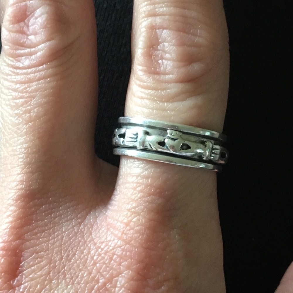 Sterling silver spinning Claddagh ring